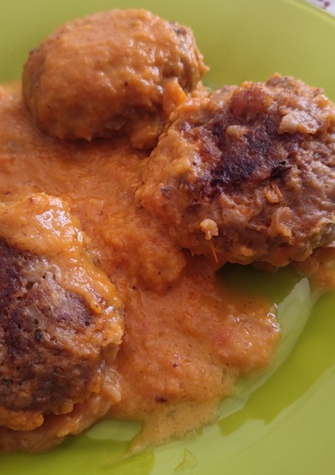 Una foto de Filetes rusos (sin huevo 🚫🥚) en salsa de tomate casera