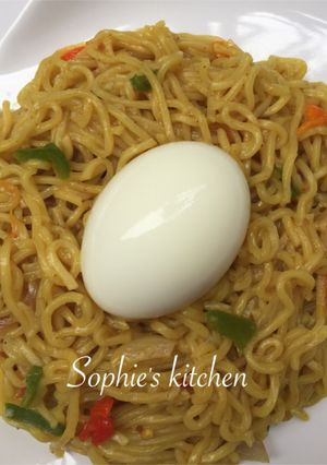A picture of Indomie jollof.