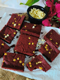 रेड वेलवेट ब्राउनी (red velvet brownie recipe in Hindi) रेसिपी मुख्य फोटो