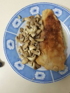 Una foto de Filete de merluza albardado