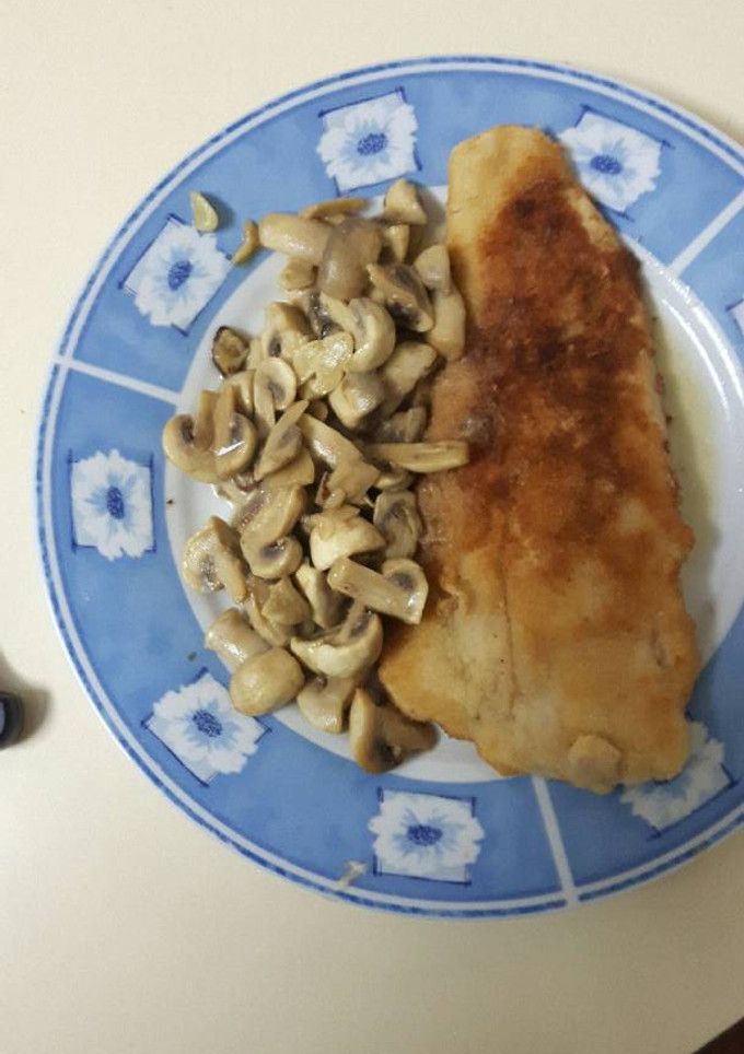 Una foto de Filete de merluza albardado