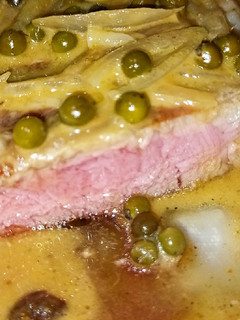 Una foto de Solomillo de vaca, acompañado de salsa de leche de coco