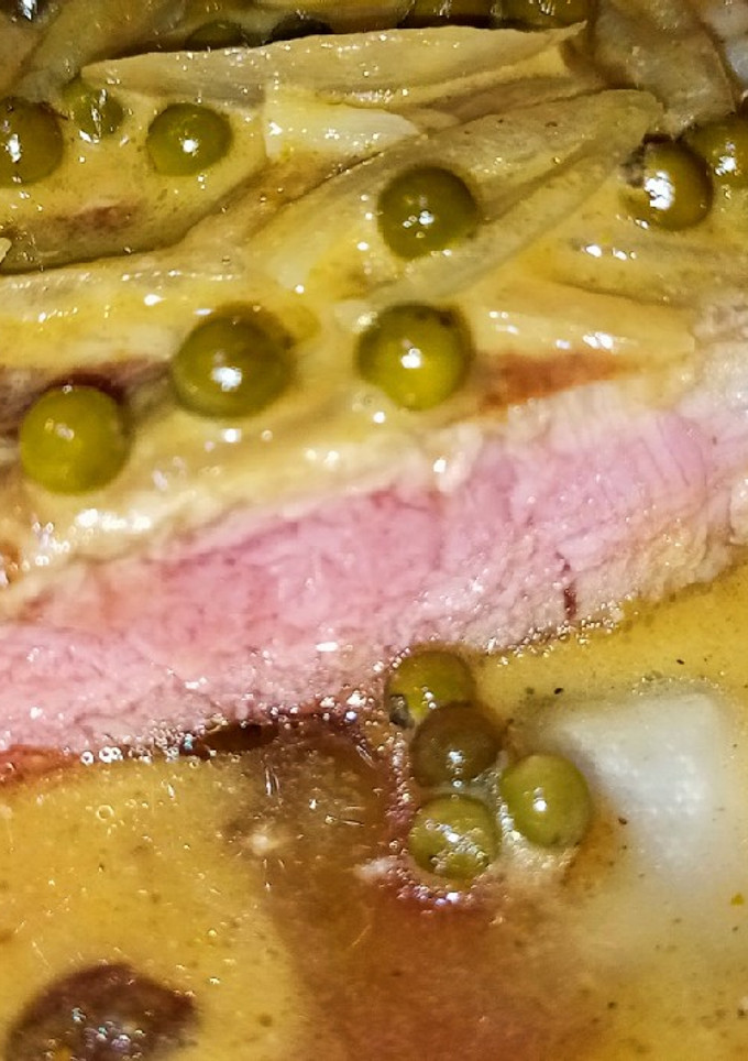 Una foto de Solomillo de vaca, acompañado de salsa de leche de coco