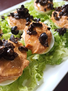Una foto de Huevos rellenos de crema de romescu