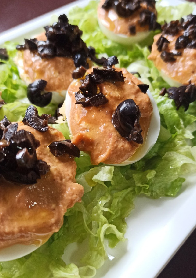 Una foto de Huevos rellenos de crema de romescu