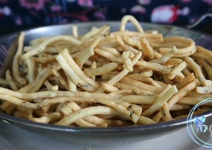 Resep Stik bawang renyah gurih tanpa telur yang Bisa Manjain Lidah