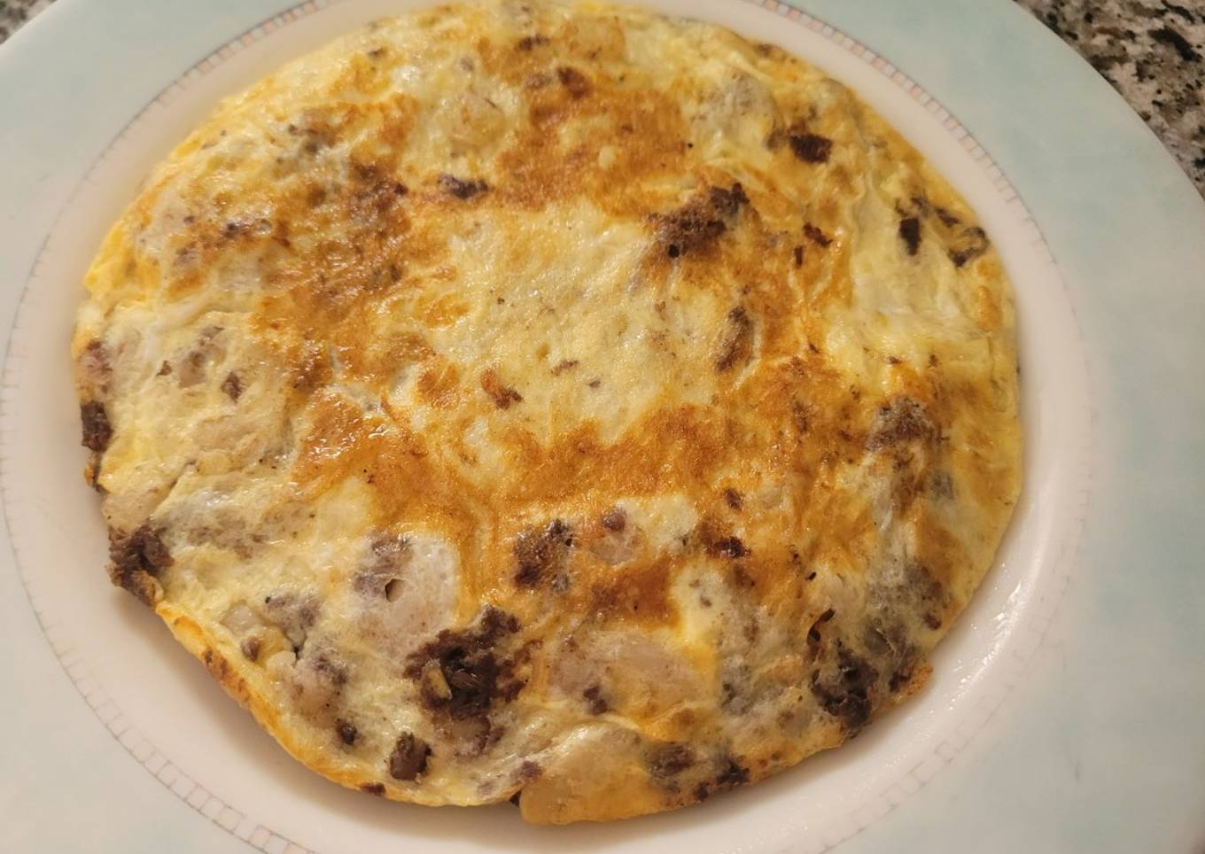 Tortilla de aprovechamiento de morcilla de cebolla y alubias