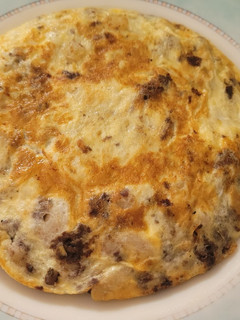Una foto de Tortilla de aprovechamiento de morcilla de cebolla y alubias