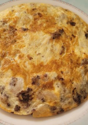 Foto principal de Tortilla de aprovechamiento de morcilla de cebolla y alubias