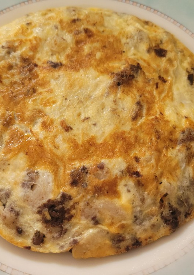 Una foto de Tortilla de aprovechamiento de morcilla de cebolla y alubias