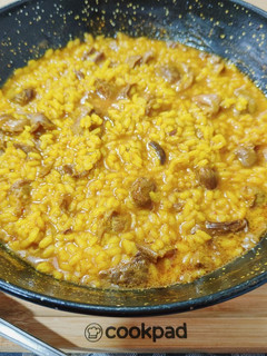 Una foto de Arroz meloso con mollejas de pollo y boletus