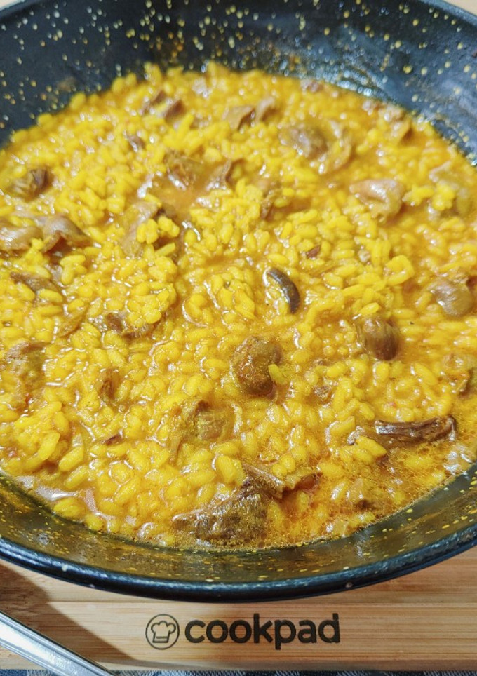 Una foto de Arroz meloso con mollejas de pollo y boletus