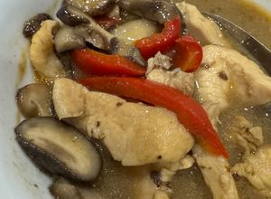 Hình của món Ức gà xào nấm đông cô ớt chuông.