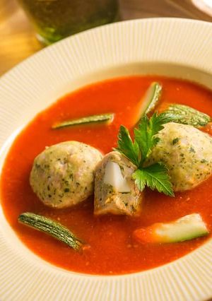 Una foto de Albóndigas con calabacines y salsa roja