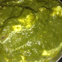 A picture of Palak paneer.