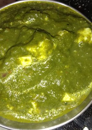 A picture of Palak paneer.