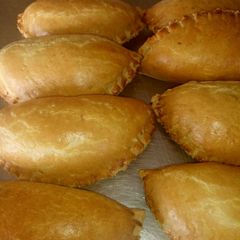 A picture of Crunchy yummy meatpie.
