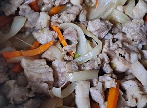 Hình của món Thịt heo xào hành tây cuối tuần.