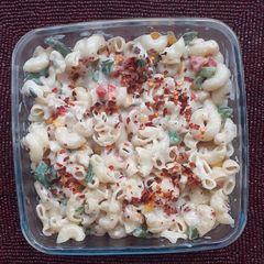 A picture of Pasta in white sauce.