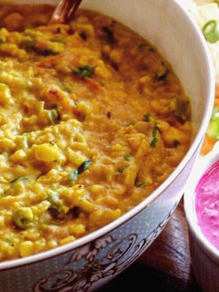 A picture of ⚜️Oats-Moong dal khichdi with beetroot raita⚜️.