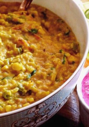 A picture of ⚜️Oats-Moong dal khichdi with beetroot raita⚜️.