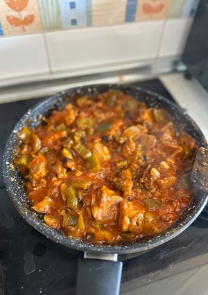 Una foto de Costillejas de cerdo con pimiento, berenjena y tomate frito