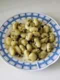Gnocchi con salsa verde y alcaparras