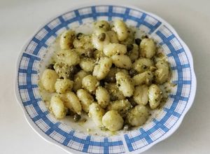 Una foto de Gnocchi con salsa verde y alcaparras