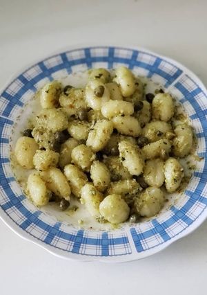 Una foto de Gnocchi con salsa verde y alcaparras