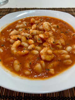 Una foto de Alubias con gambas y tomate