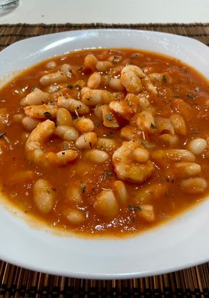 Una foto de Alubias con gambas y tomate