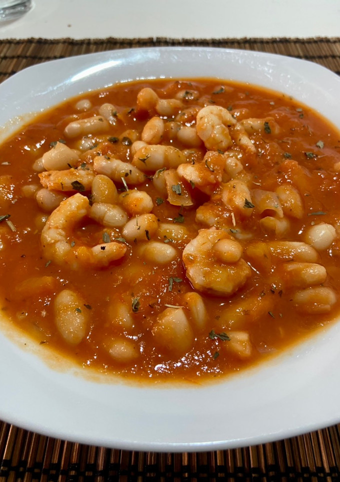 Una foto de Alubias con gambas y tomate