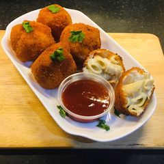 A picture of Mac & Cheese Balls.