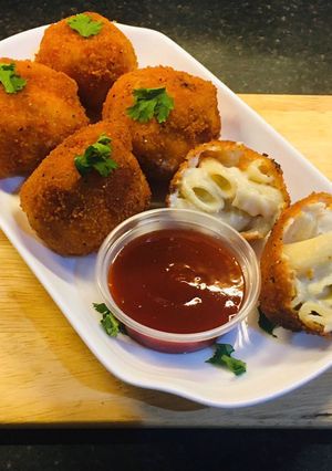 A picture of Mac & Cheese Balls.