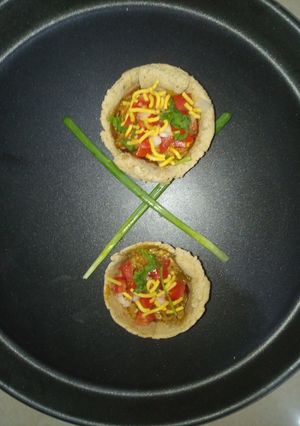 બાજરા ના લોટ ની ચાટ ટોકરી(bajra na lot chaat tokari recipe in Gujarati) રેસીપી મુખ્ય ફોટો