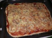 Una foto de masa de pizza con orégano