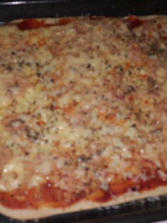 Una foto de Pizza casera de jamón y queso