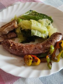 Una foto de Col con patatas y pimiento con carne a la brasa