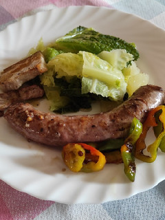 Una foto de Col con patatas y pimiento con carne a la brasa