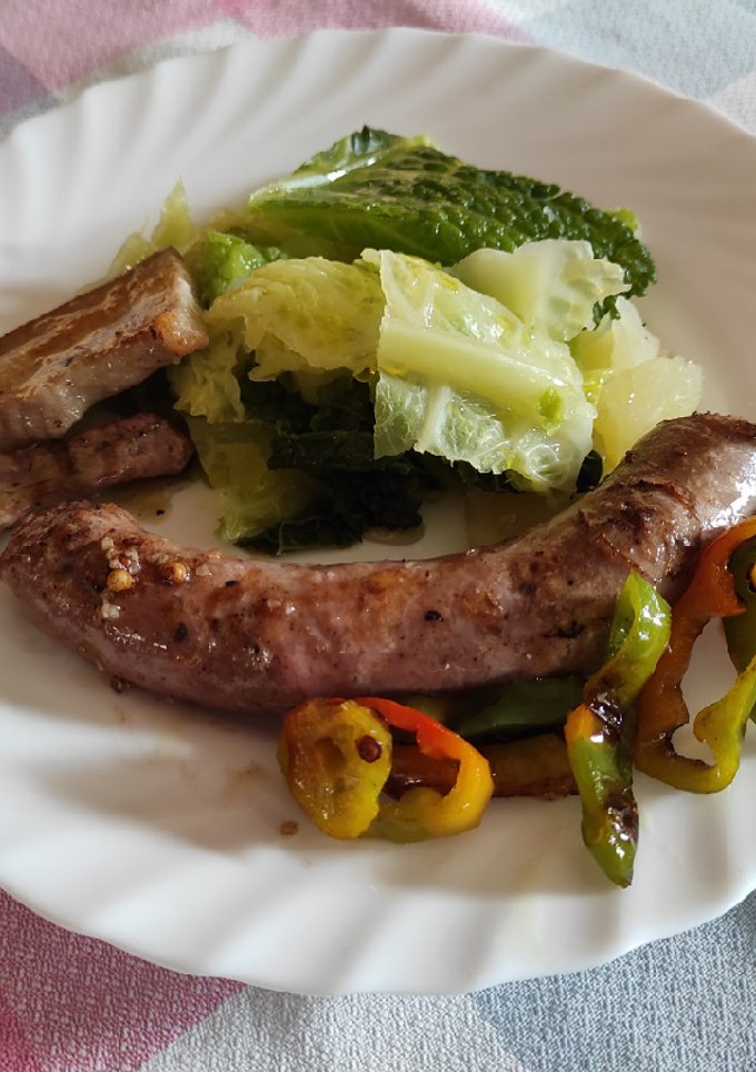 Una foto de Col con patatas y pimiento con carne a la brasa
