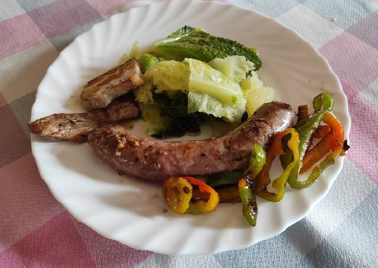 Col con patatas y pimiento con carne a la brasa