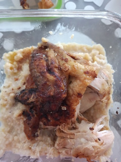 Una foto de Pollo dorado con quinua