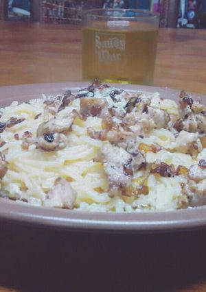 Una foto de Fideos con Trocitos de Muslo y Cebolla Frita...Fácil y Rico