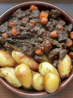 Una foto de Corzo con patatas y zanahorias
