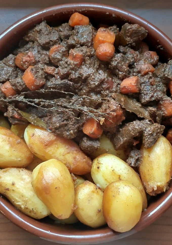 Una foto de Corzo con patatas y zanahorias