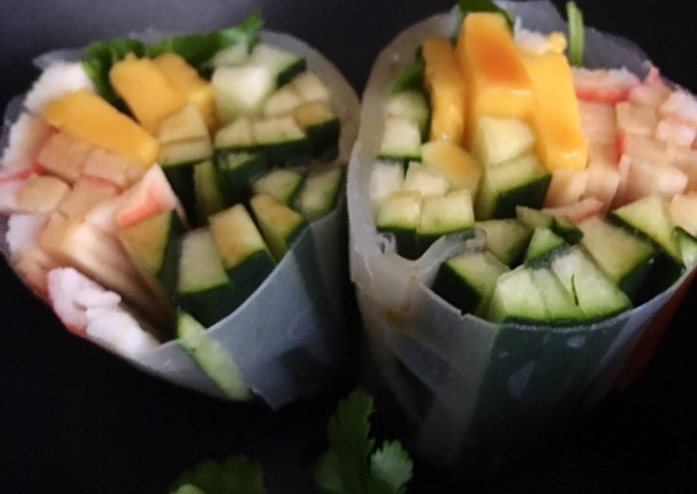 Rollitos de hoja de arroz con surimi, pepino y mango