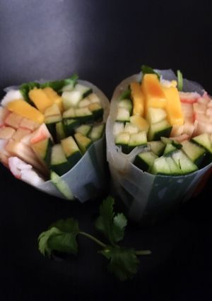 Una foto de Rollitos de hoja de arroz con surimi, pepino y mango