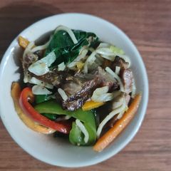 A picture of Stir fry beef noodles.