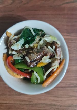 A picture of Stir fry beef noodles.