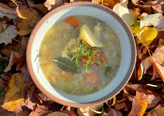 Vegan Rosemary, Leek and Potato Chowder 🌎 🌱